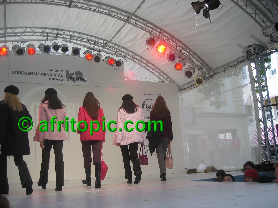 ../Images/Krefeld-Strssenmodenschau-2005 239.jpg